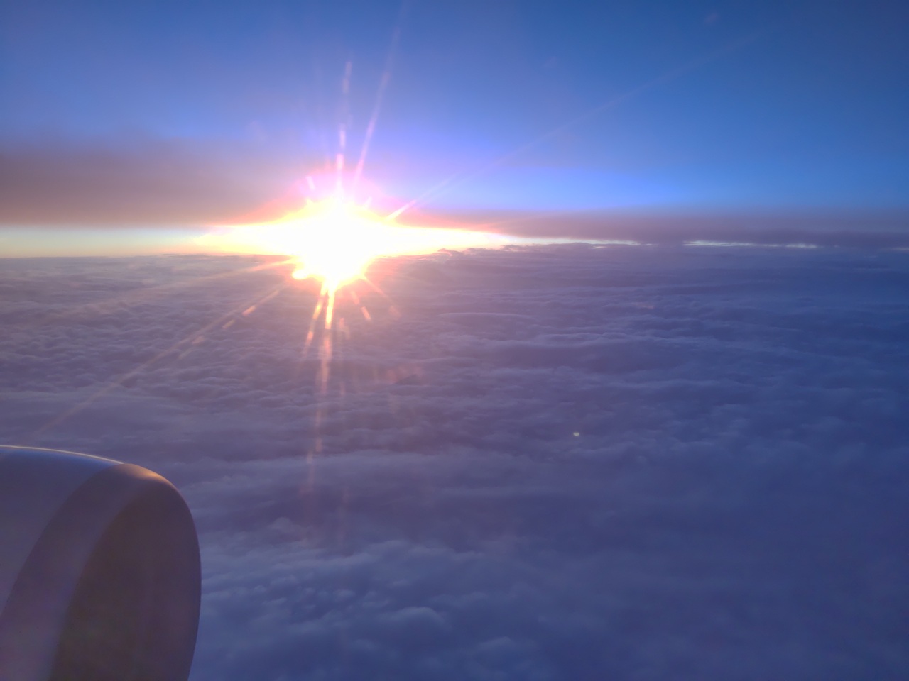 雲の上から太陽の光が射しています